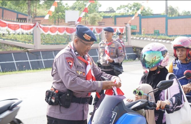
					Brimob Polda Kalsel Batalyon B Pelopor Bagikan Ratusan  Bendera Merah Putih kepada Pengguna Jalan Di Tanah Bumbu.