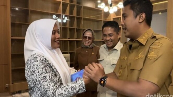 
					Bidan yang Nekat Seberangi Sungai Demi Bantu Pasien Diapresiasi Wagub Sumbar.