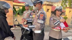 Jelang HUT RI ke-80 Jajaran Polres Tanah Bumbu Bagi Bagi Bendera Ke Pengguna Jalan.