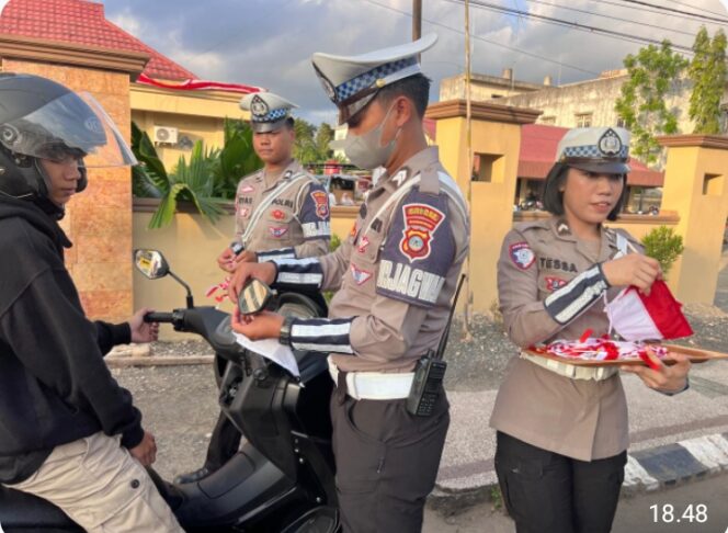
					Jelang HUT RI ke-80 Jajaran Polres Tanah Bumbu Bagi Bagi Bendera Ke Pengguna Jalan.