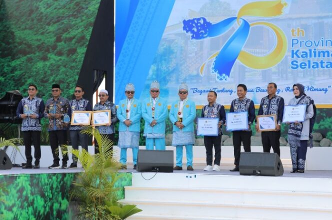 
					Hari Jadi ke-75 Provinsi Kalsel, Bupati Tanah Bumbu Terima Penghargaan Terbaik ke-2 Capaian Realisasi Investasi Terbesar di Kalsel.