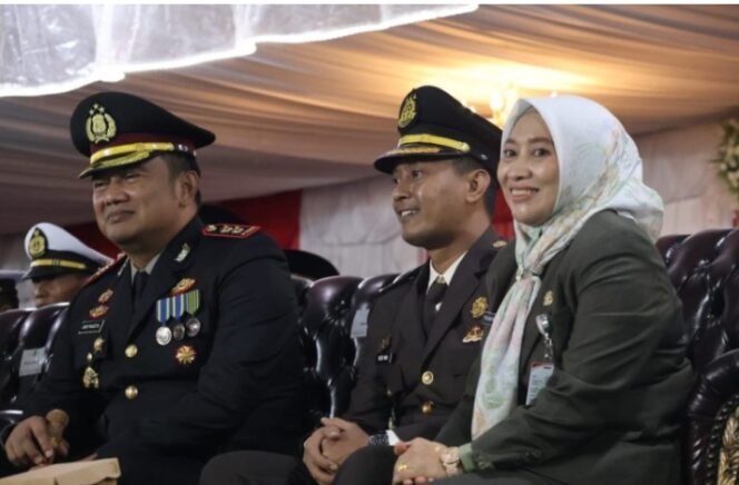 
					Kapolres Tanah Bumbu AKBP Arief Prasetya Pimpin Upacara Taptu.