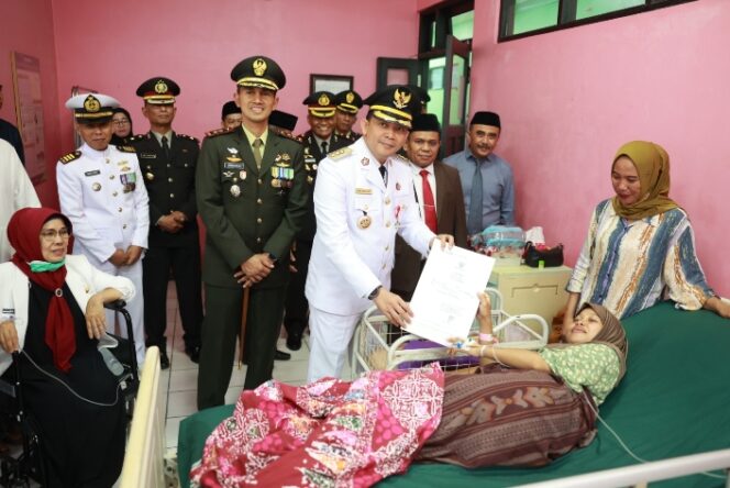 
					Bupati Andi Rudi Latif Kunjungi dan Gratiskan Pasien Melahirkan di RSUD pada 17 Agustus.