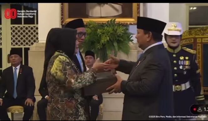 
					Prabowo Subianto Anugerahkan Tanda Jasa Dan Kehormatan Kepada Tokoh Asal Satui  Mendiang  Alm. Haji Abidin HH.