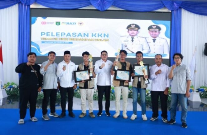 
					Bupati Andi Rudi Latif Beri Penghargaan kepada Kelompok Nilai Tertinggi KKN FPIK ULM 2025