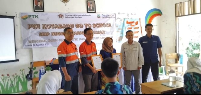
					PWI Kotabaru dan PT Pelsart Journalist Go to School SMP Sungai Durian.