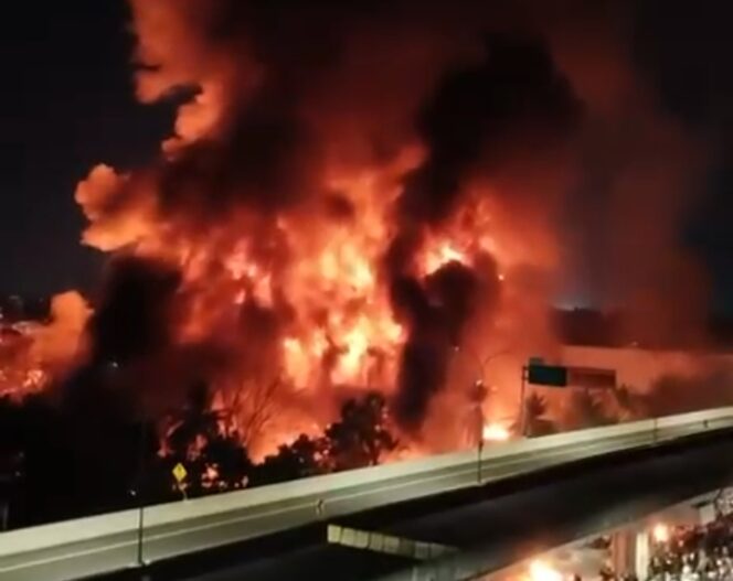 
					Gedung DPRD Makassar Dibakar Massa, Pejabat Dievakuasi Saat Paripurna.