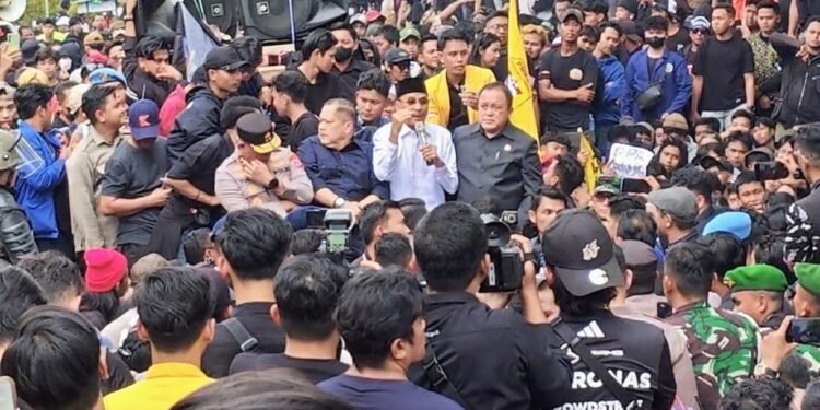 Ketua DPRD Kalsel Temui Massa dan Siap Kawal Setiap Aspirasi Rakyat
