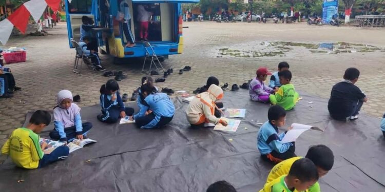 Unit Pusling Dispersip Kalsel Kunjungi SDN 1 Landasan Ulin Timur
