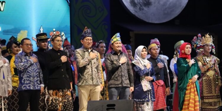 Menbud Fadli Zon Membuka Secara Resmi Temu Karya Taman Budaya se-Indonesia