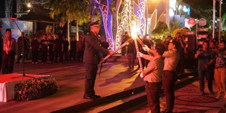 Pemkab Kotabaru Gelar Apel dan Pawai Taptu, Peserta Bawa Obor Keliling Kota