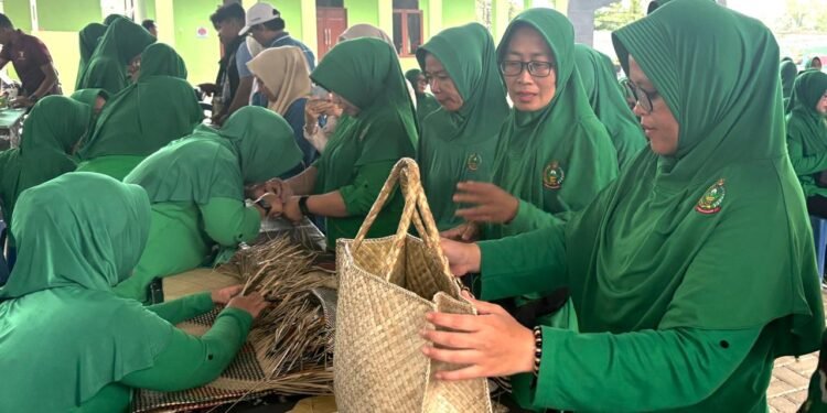 Kodim 1004 Kotabaru Gelar Pelatihan Anyaman Pandan Laut, Dorong Kreatifitas Anggota Persit Kartika Chandra Kirana