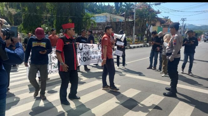 
					Bang Tungku, Ketua LSM AKGUS: Copot Kepala Dinas PUPR Kotabaru Demi Perbaikan Kedepan