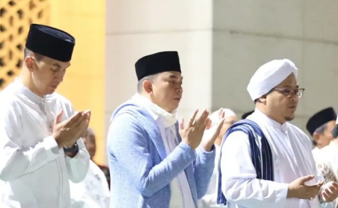 
					Bupati Tanah Bumbu, Andi Rudi Latif, Tak kuasa Bendung Air Mata Saat Sebut Nama Baginda Nabi Muhammad SAW.