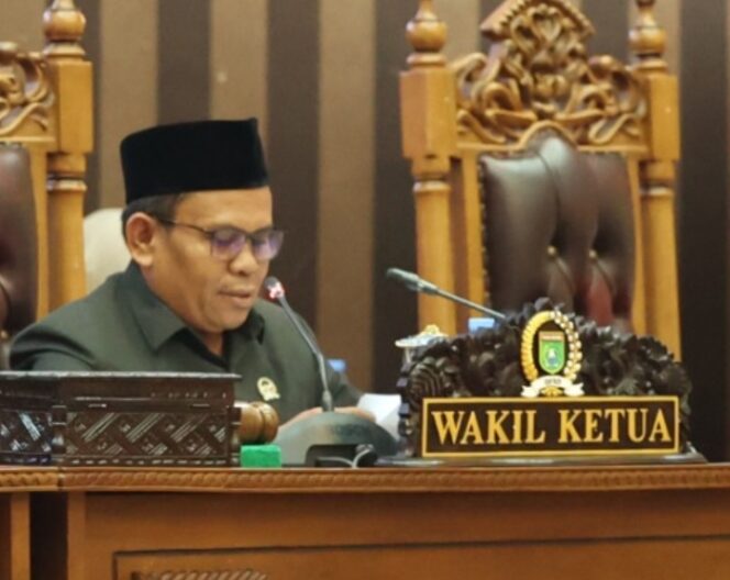 
					DPRD Kabupaten Tanah Bumbu Menjawab Dua Raperda Inisiatif Dalam Sidang Paripurna .