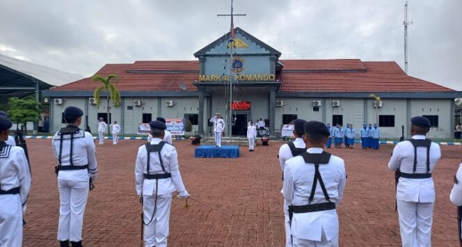 
					Peringati HUT TNI AL ke 80 Lanal Kotabaru Lakukan Upacara dan Baksos.