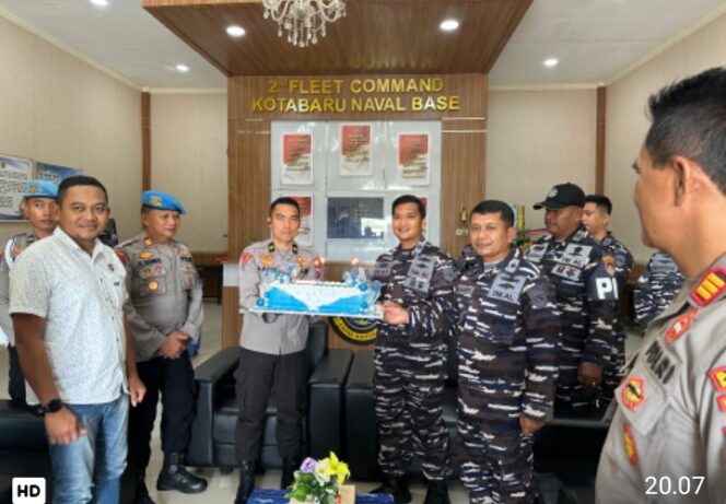 
					Polres Kotabaru Pererat Sinergi dengan TNI AL, Sambut HUT ke-80 TNI AL dengan Silaturahmi.