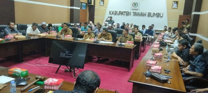 
					DPRD Tanah Bumbu Gelar RDP Terkait Pencemaran Lahan di Desa Sebamban Baru