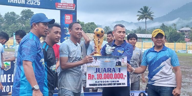 Bupati Kotabaru Muhammad Rusli Resmi Tutup Turnamen Sepak Bola Bupati Cup 2025