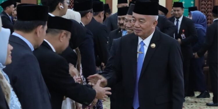Lantik 11 Pejabat Baru, Gubernur H. Muhidin Tekankan Kinerja dan Profesionalisme