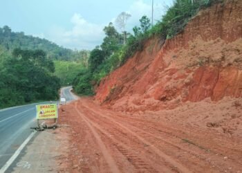 Gerak Cepat, Pemprov Kalsel Timbun Titik Longsor dan Pasang Rambu Peringatan Ruas Jalan Banjarbaru-Batulicin