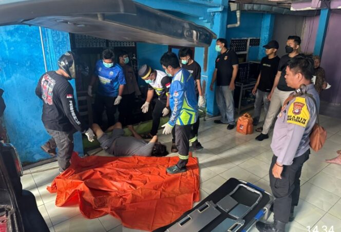 
					Mayat Pria Ditemukan di Halaman Kos, Diduga Meninggal Dunia karena Sakit.