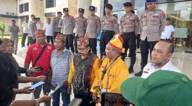 
					Aksi Demo Damai Bang Tungku Berikan “Tahu ” Ke Kantor Bupati Kotabaru.