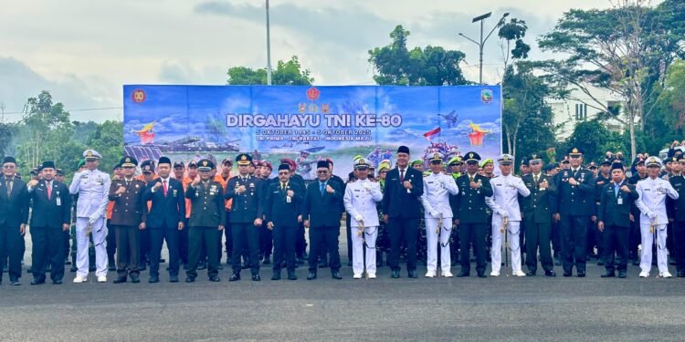 Panglima TNI Tekankan Soliditas dan Kewaspadaan Prajurit pada Peringatan HUT ke-80 TNI di Kotabaru