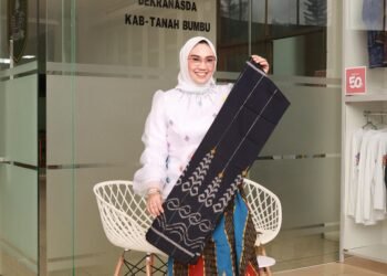 Ketua Dekranasda Andi Irmayani Rudi Latif Dorong Pengrajin Tenun Tanah Bumbu Terus Berinovasi