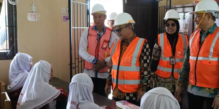 Mendikdasmen Tinjau Program Revitalisasi Satuan Pendidikan di Banjarbaru