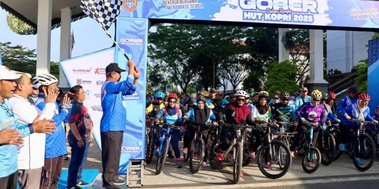 Ratusan Peserta Ikuti Gowes Bersama HUT Ke-54 KORPRI di Banjarbaru
