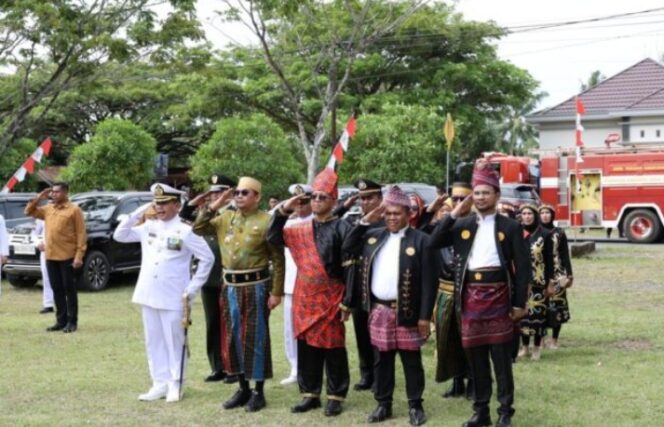 
					Maknai Hari Pahlawan, Bupati Tanah Bumbu Ziarah ke Taman Makam Pahlawan Matone.