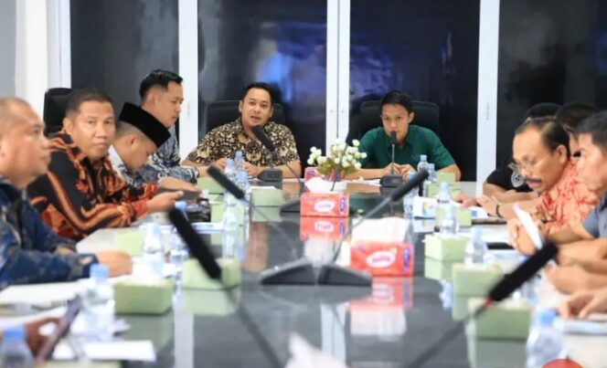 
					Komisi III DPRD Tanah Bumbu Pastikan 108 Fasilitas Keselamatan Jalan Segera Terpasang, Warga Sambut Era Baru Transportasi Aman.