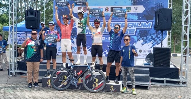 
					Dua Atlet Sepeda Kotabaru juara Master B 40 UP Banua Criterium Chalenge Di Banjarbaru.