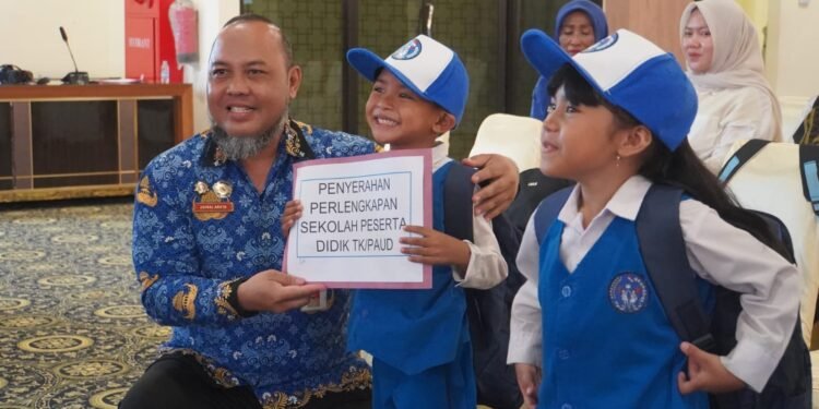 Pemkab Kotabaru Serahkan Bantuan Perlengkapan Sekolah Untuk Tingkat Paud, SD dan SMP