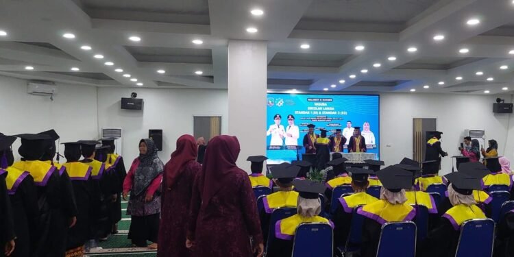 107 Lansia Ikuti Wisuda Sekolah Lansia S1 dan S2 Kabupaten Kotabaru Tahun 2025