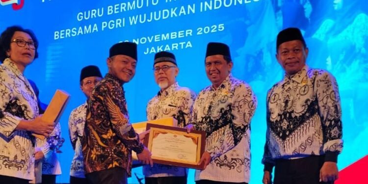 Administrasi Terbaik, PGRI Kalsel Sabet Penghargaan Nasional SIK PGRI 2025
