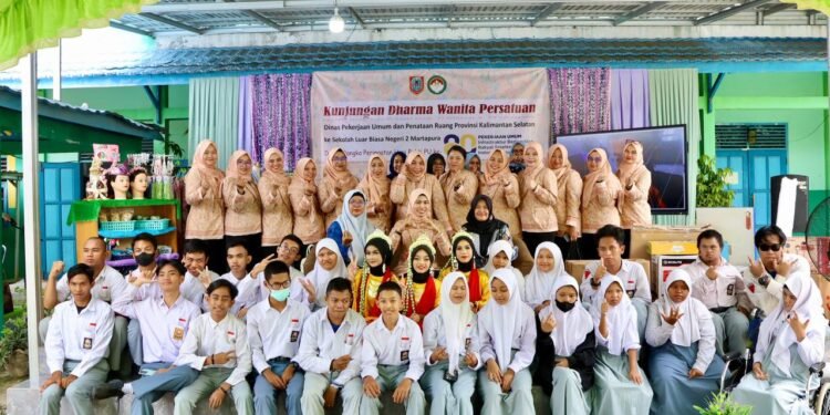 Peringati Hari Bakti PU, DWP PUPR Kalsel Kunjungi SLB Martapura dan Salurkan Beragam Bantuan