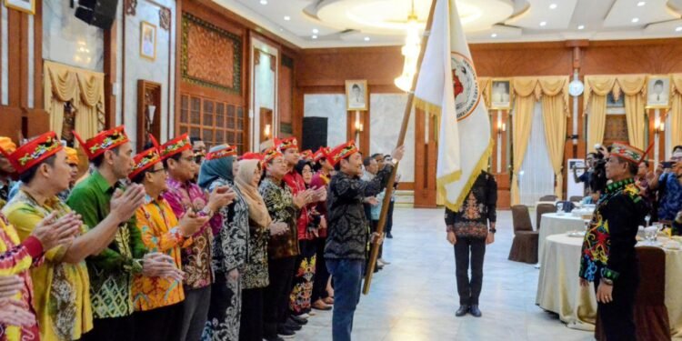 Wagub Kalsel Dikukuhkan Sebagai Ketua DPW Ikatan Cendekiawan Dayak Nasional