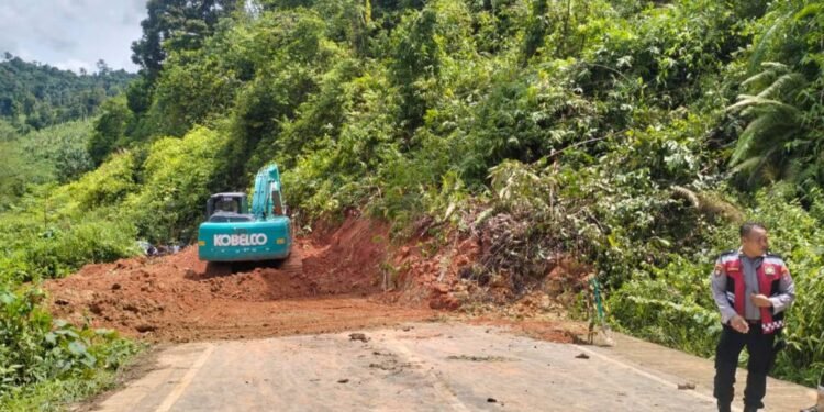 PUPR Kalsel Gerak Cepat Tangani Longsor yang Timbun Jalan Alternatif Banjarbaru–Batulicin