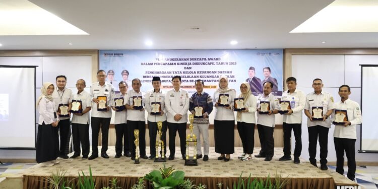 Kalsel Anugerahkan Dukcapil Award 2025 Untuk Daerah Berkinerja Unggul Dalam Pelayanan Adminduk