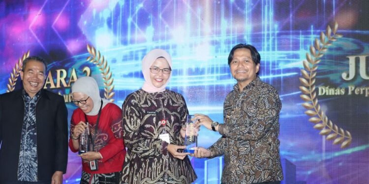 Raih Dua Penghargaan, Disdikbud Kalsel Perkuat Peran Humas dan Respons Aduan
