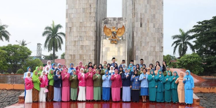 Peringati Hari Ibu Ke-97, DPPPAKB Kalsel Bersama Unsur Pemda, TNI dan Polri Ziarah Ke Makam Pahlawan