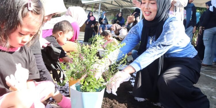 Peringati Hari Ibu Tahun 2025, PAUD Citra Indonesia Lakukan Kegiatan Menanam Bunga Bersama Ibu