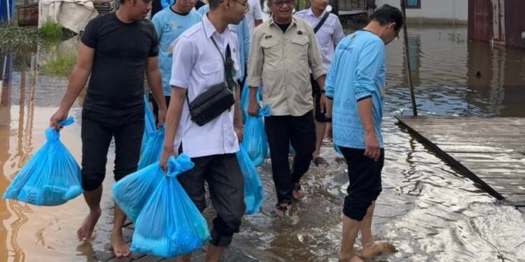 Disdag Kalsel Bersama BPSMB Salurkan Bantuan Kepada Korban Banjir di Desa Pematang Baru