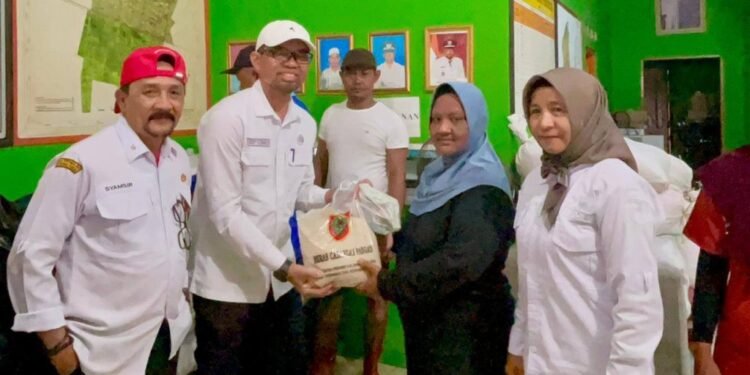 Tinjau Banjir Desa Penggalaman, Pemprov Kalsel Turun Tangan Salurkan 2 Ton Beras