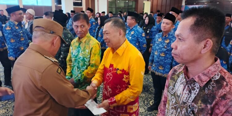 Bupati Kotabaru Sematkan Satyalancana Karya Satya untuk ASN dan Tali Asih Purna Bakti