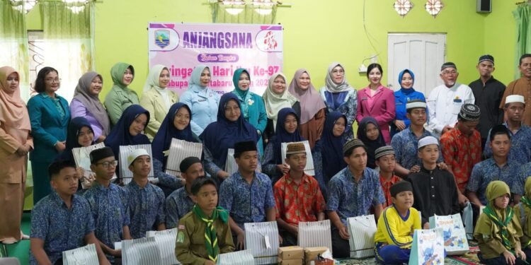 Ketua TP PKK Kotabaru Anjangsana ke Bank Sampah dan Panti Asuhan Peringati Hari Ibu ke-97