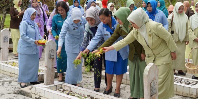 Peringati Hari Ibu ke-97, Pemkab Kotabaru Gelar Ziarah Makam Pahlawan