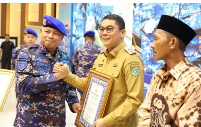
					Di HUT ke-75  Polairud  Berikan Penghargaan Kepada  Bupati Tanah Bumbu Andi Rudi Latif